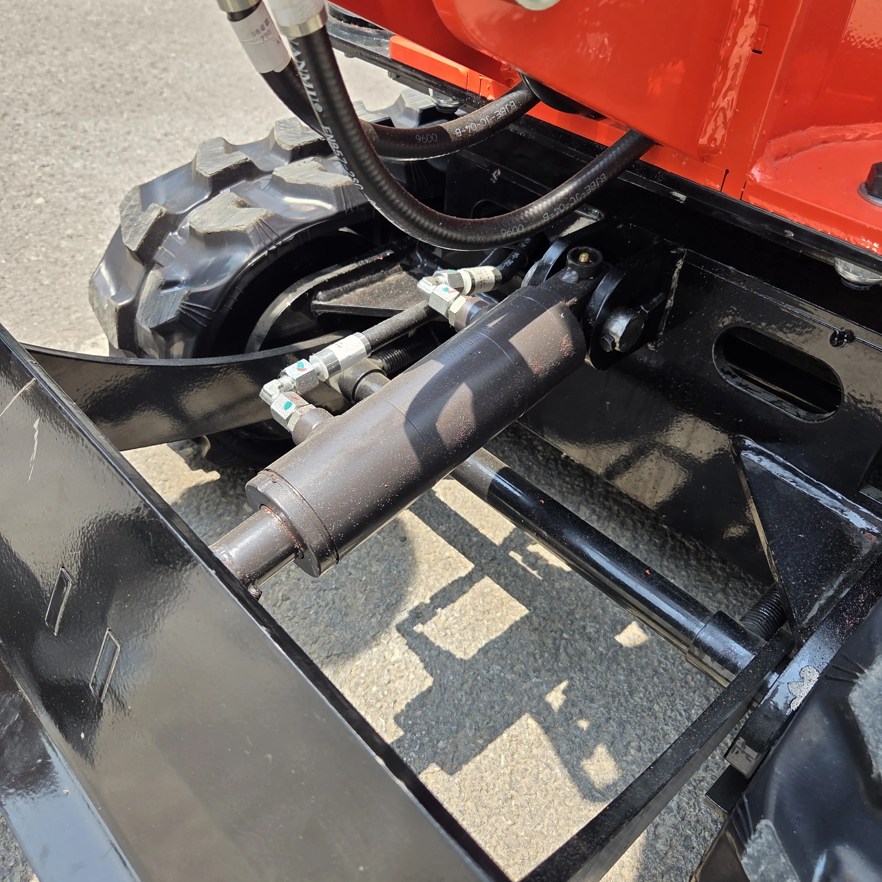 800kg 8.6kw 출력 EPA 표준 단일 기어 펌프 굴삭기 전지형 미니 굴삭기 트랙 굴삭기