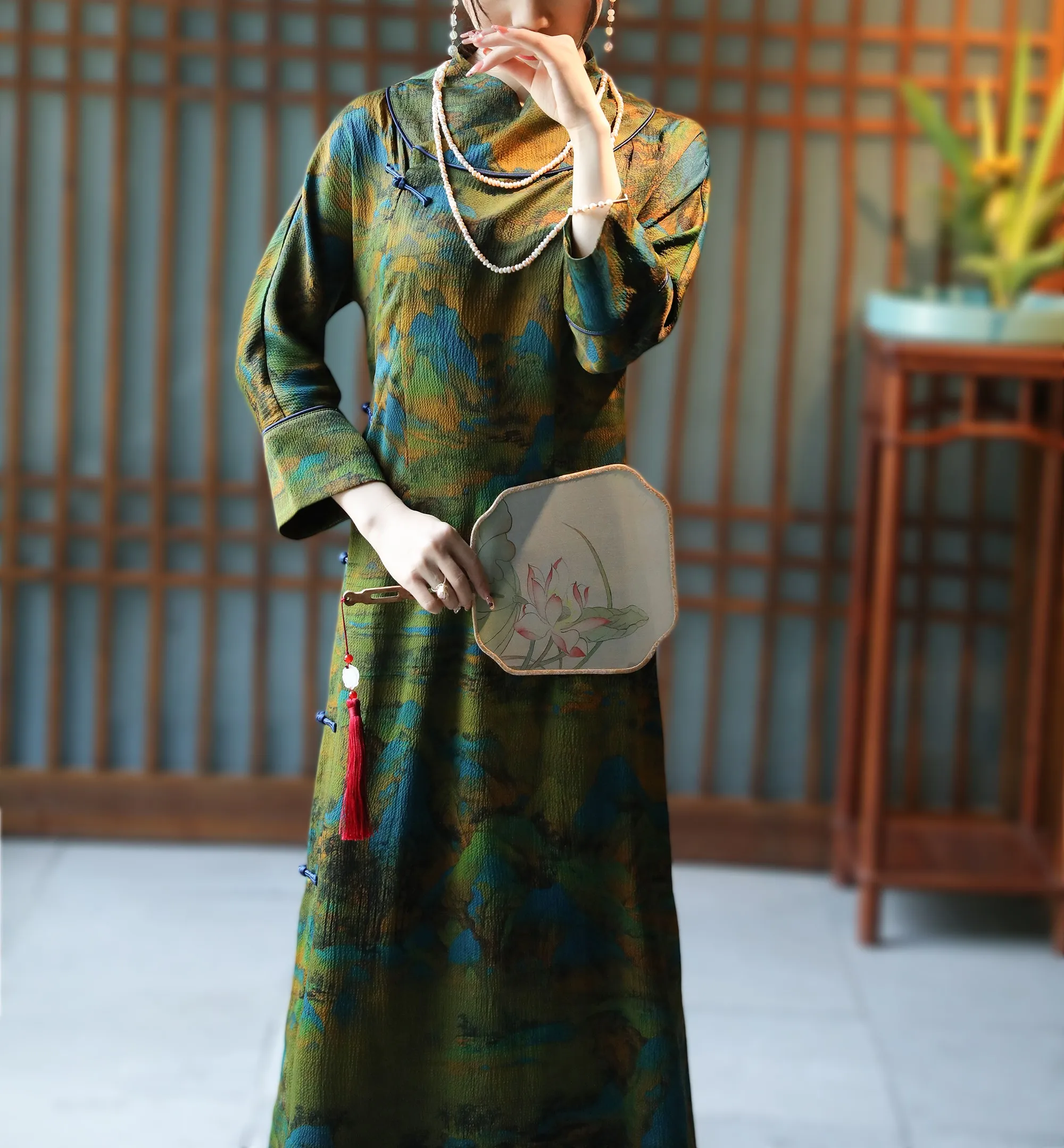 

Шелковый атласный костюм с круглым воротником на пуговицах, с росписью «Тысяча миль рек и гор», в традиционном китайском стиле.