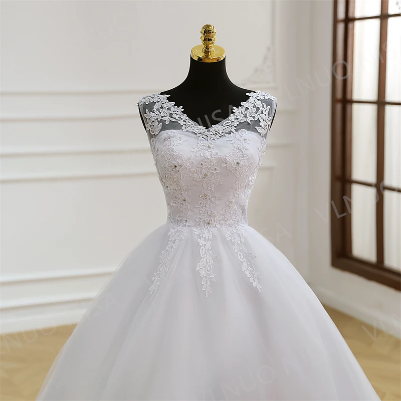 Mode klassische Luxus Spitze V-Ausschnitt Ballkleid weiß Brautkleider ärmellose Prinzessin Illusion Applikationen Brautkleid Casamento