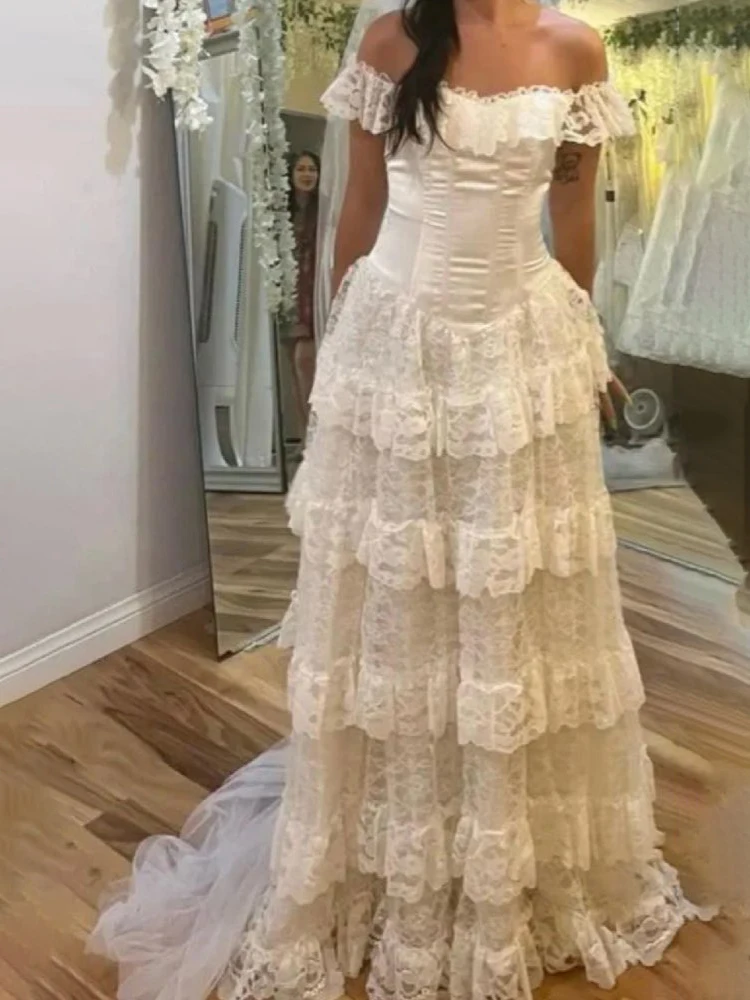 Vestido de novia personalizado de encaje con una línea escalonada, cintura baja