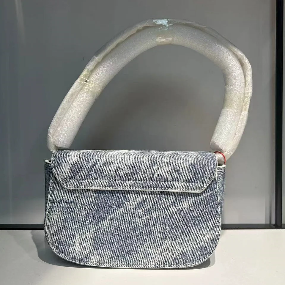 특허 가죽 안장 가방 Y2K 레트로 펑크 스타일 크로스 바디 가방 달콤한 소녀 여름 뜨거운 다목적 세련된 여성 핸드백이 있어야합니다