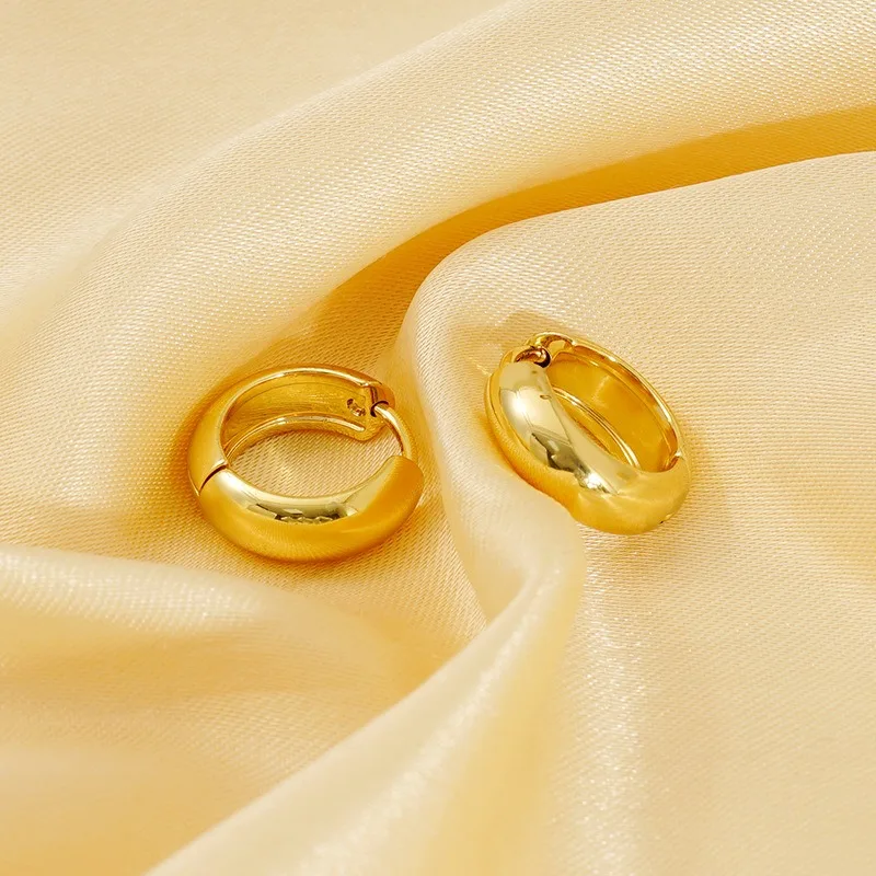 

Niche French Retro High-end Stainless Steel Earrings Women's Gold-plated Glossy Simple Fashion Earrings