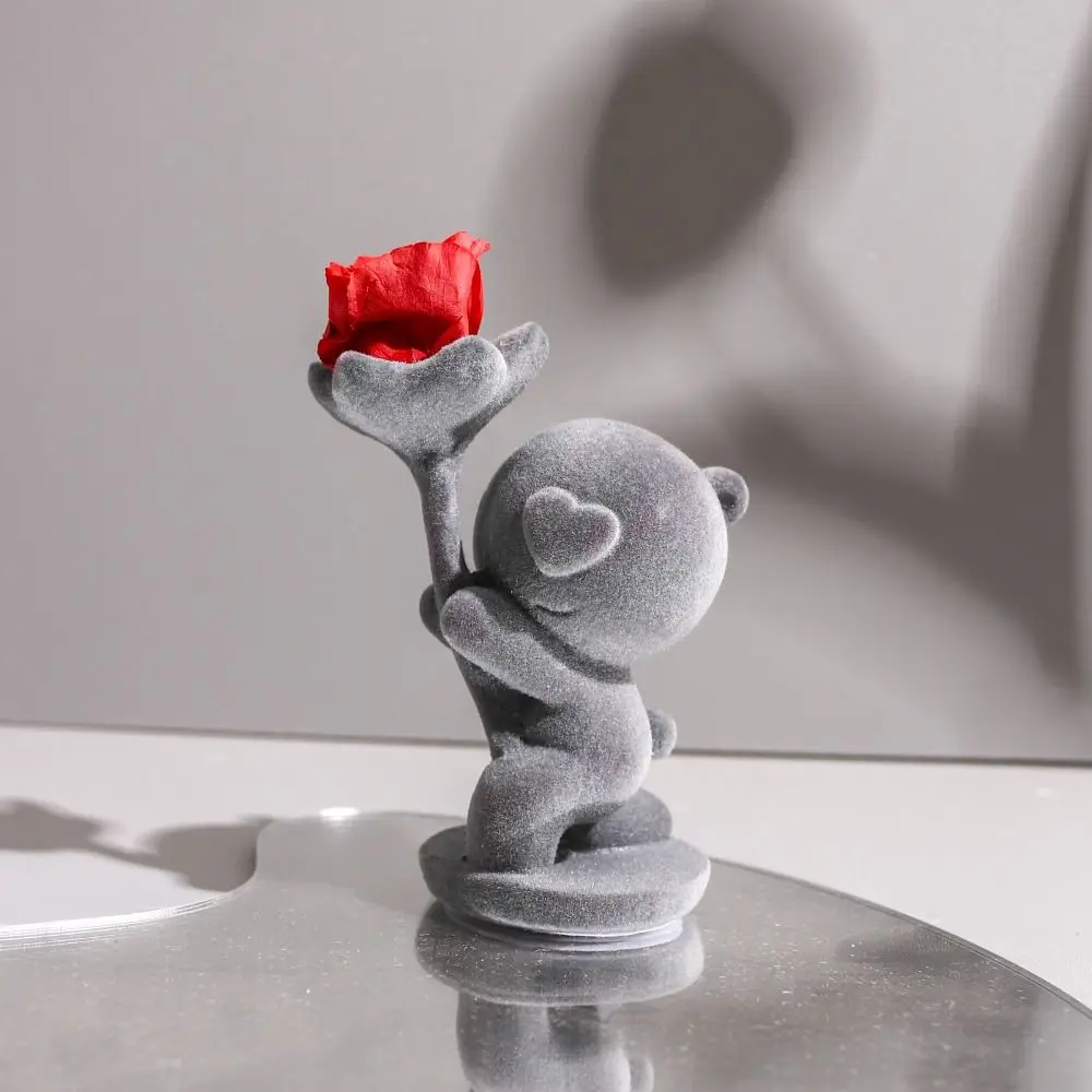 Kunstmatige beer met bloem standbeeld knielende positie decoratie massaal dier beer beeldje handwerk model