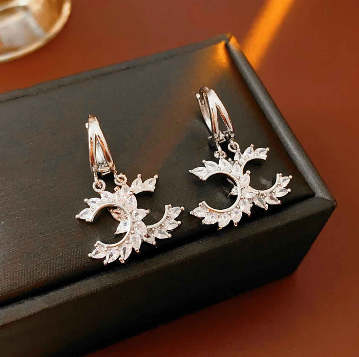 

3*1.5 cm French exquisite zircon letter pendant earrings, luxurious and high-end, hot-selling ear clips, fashionable temperament