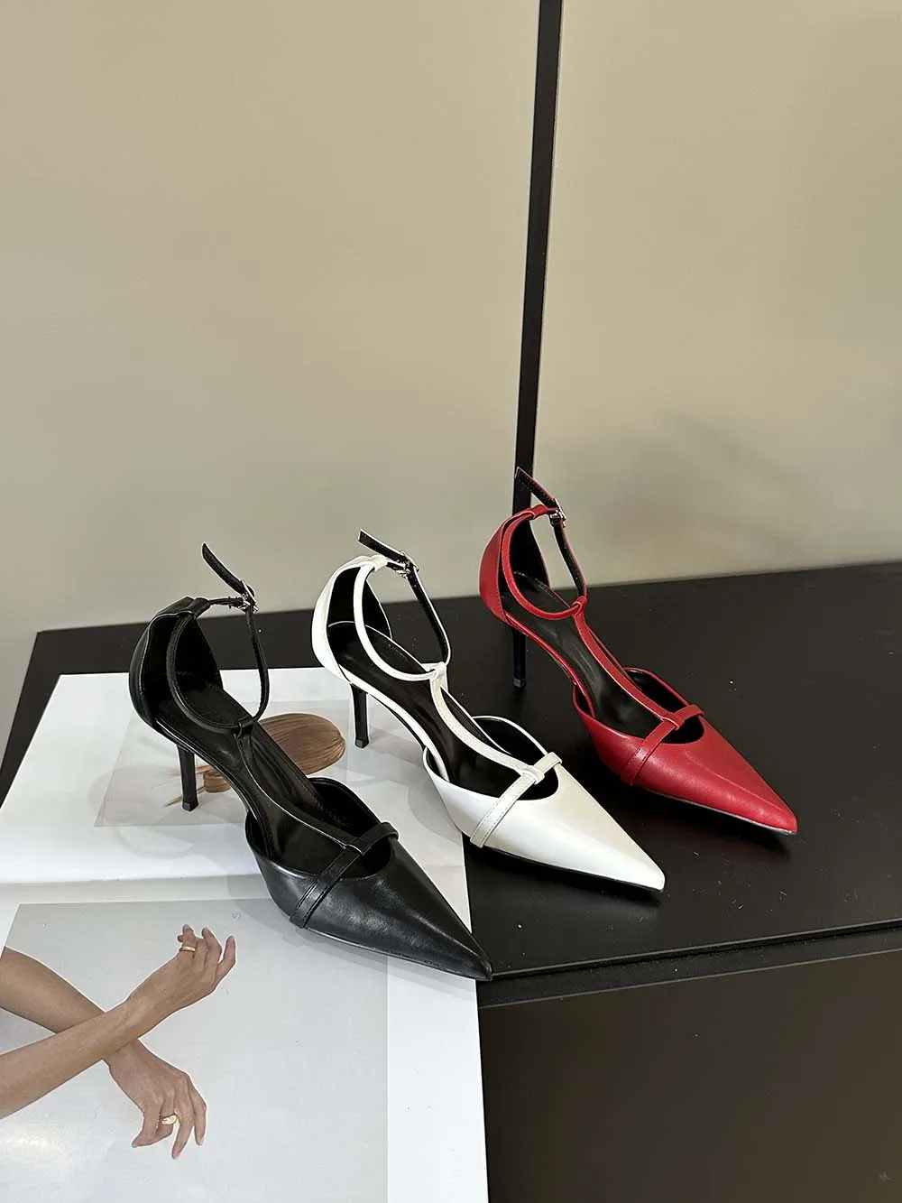 Sandały damskie ze szpiczastym noskiem Summer Black White Red Ankle Strap Thin High Heels Stiletto Party Pumps 2024 New Arrivals Sandals 39