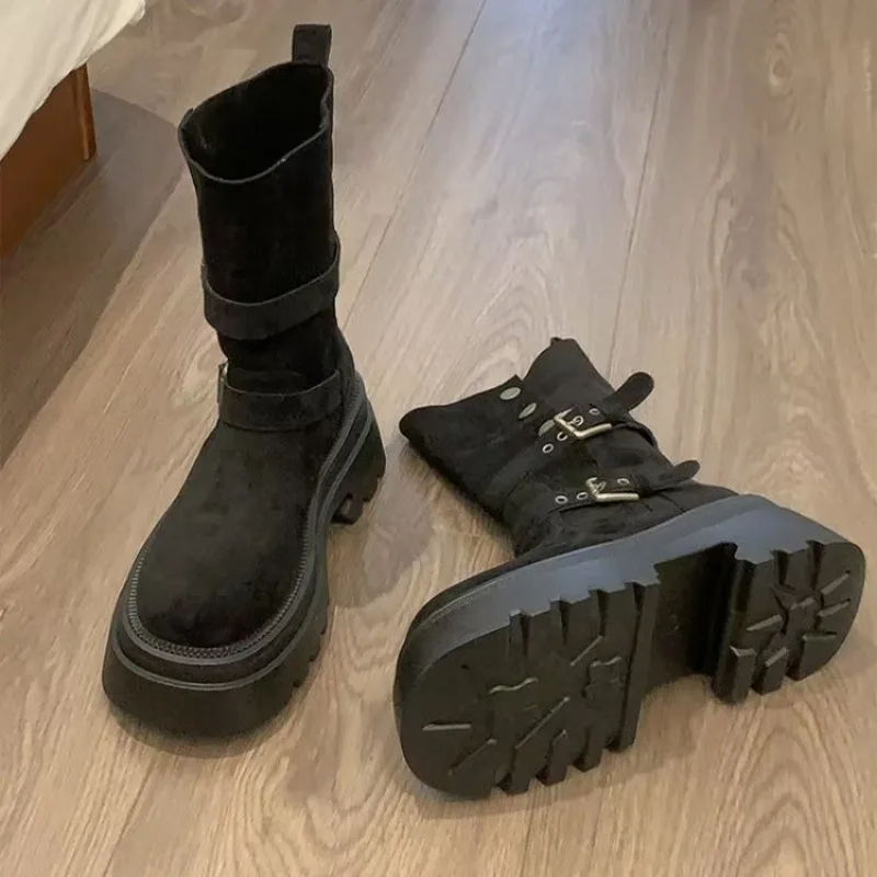 Neu eingetroffene Retro-Wildlederstiefel für Damen, kniehoch, mit klobiger Plateausohle, Motorradstiefel mit Schnallenriemen, schlank geschnitten, trendig und höhenvergrößernd – Detail 5
