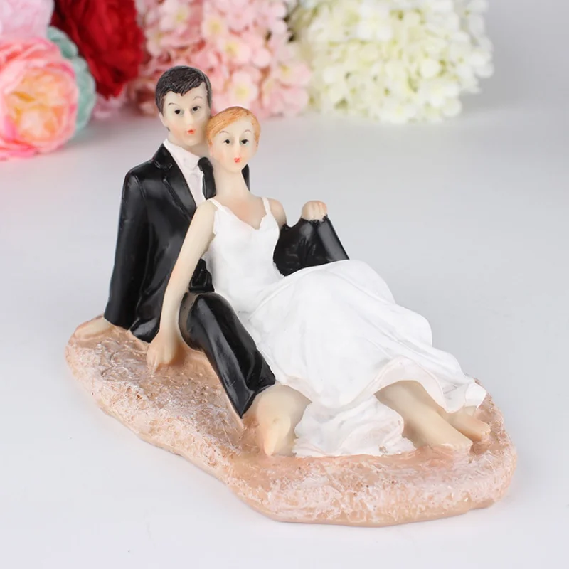 European Style Bride and Groom New house decorations Funny Play Bride and Groom Sitting on the Beach