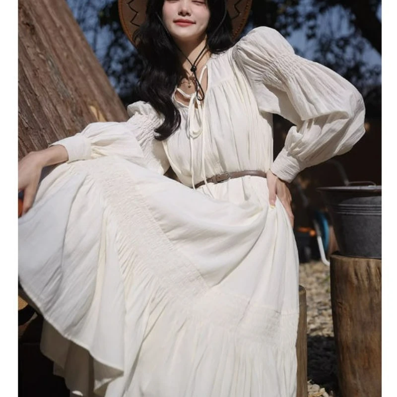 Sukienka Babydoll z długim rękawem, sznurowana, z dekoltem w serek, biała, długa, z temperamentem, nowa kolekcja wiosna-jesień 2025, Design Sense.