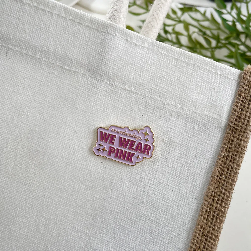 في أيام الأربعاء نرتدي دبوس المينا الوردي يعني الفتيات فيلم بروش كارين مبدع خط شارة Bff الضغط السلوك الاجتماعي مجوهرات هدايا