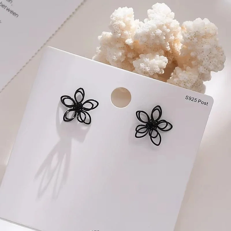 Retro Classic Simple Hollow Black Metal Line Flower Stud Earrings for Women Charm Fashion Korea Earring Jewelry Accessories Gift
