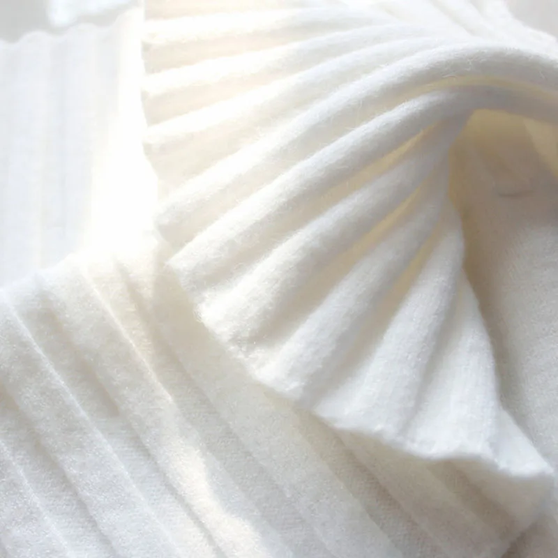 Modieuze en eenvoudige witte damestrui met col, gebreide trui met lange mouwen en warm temperament in de herfst en winter