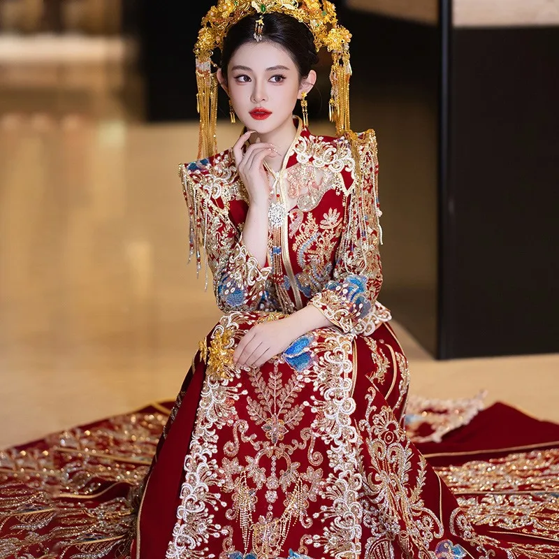 Um novo vestido de noiva de estilo chinês de grande porte