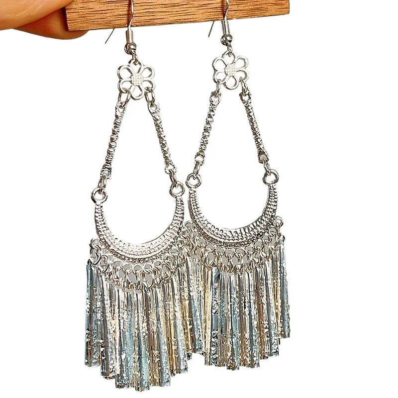 

1 pair of silver floral tassel earrings, bohemian minority style. Vacation travel, photography.