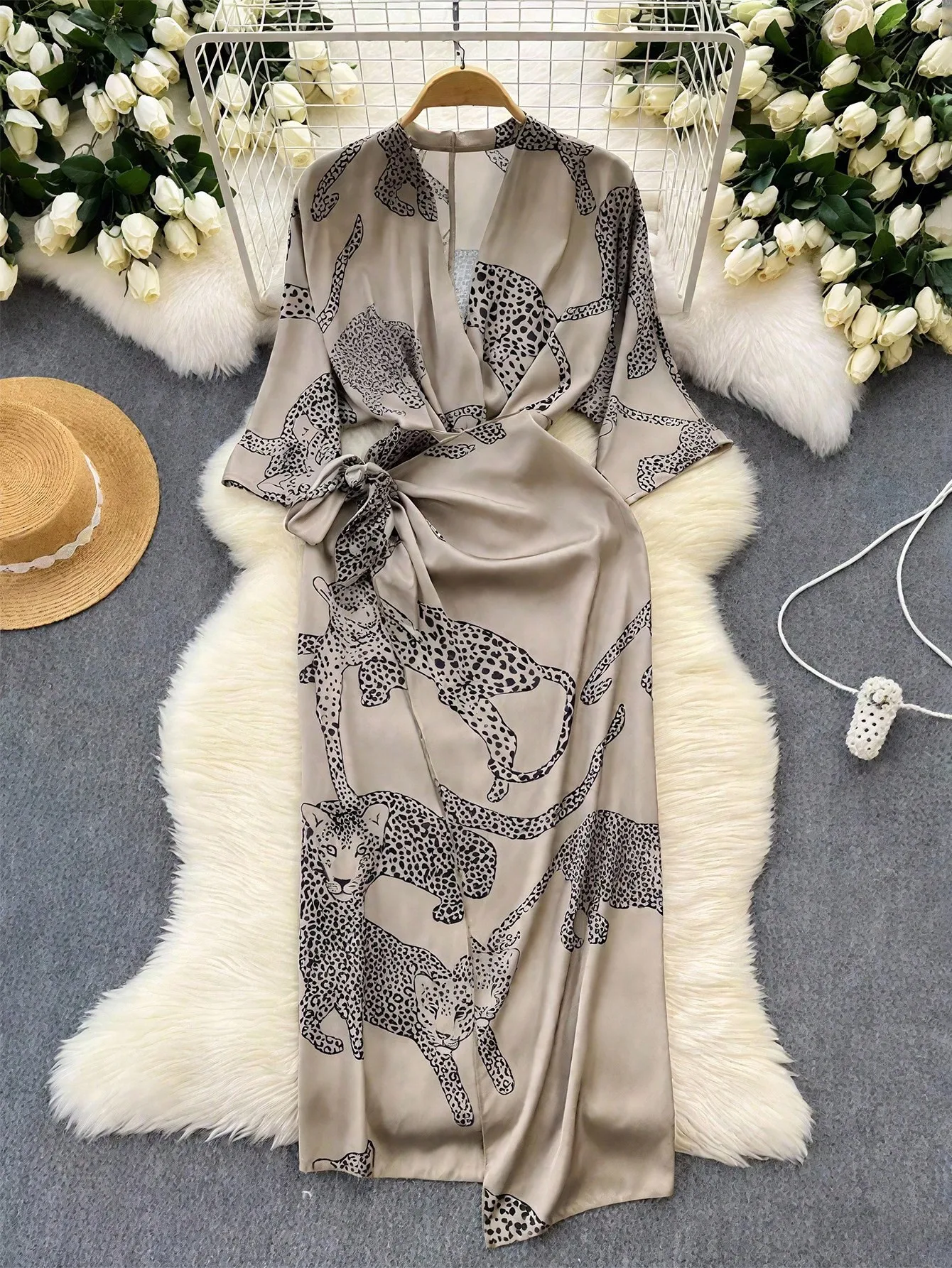 

Женское платье миди с V-образным вырезом, завязками и леопардовым принтом, длинными рукавами, из сатина.