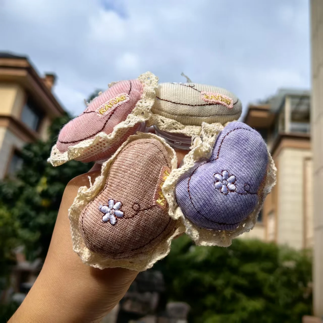 ที่วางโทรศัพท์แบบมีขนปุย ลายลูกไม้ รูปทรงบัลเล่ต์  วัสดุใยฝ้าย  ใช้ได้กับโทรศัพท์ทุกรุ่น เช่น iPhone และ Samsung