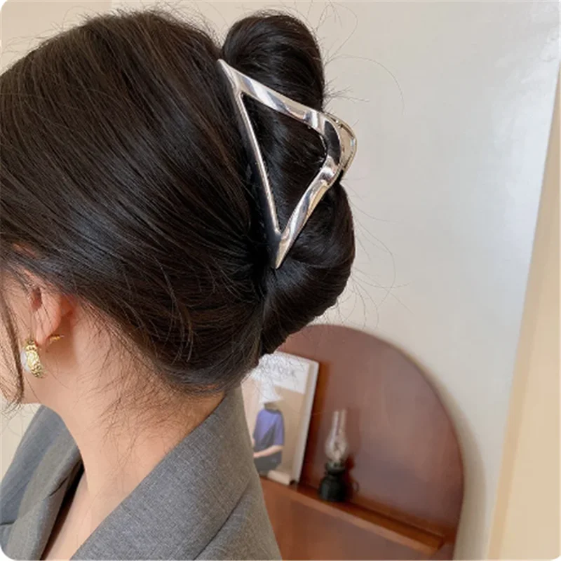 Triangle metal hair clip with European and American style personality, durable and fashionable, suitable for all hairstyles