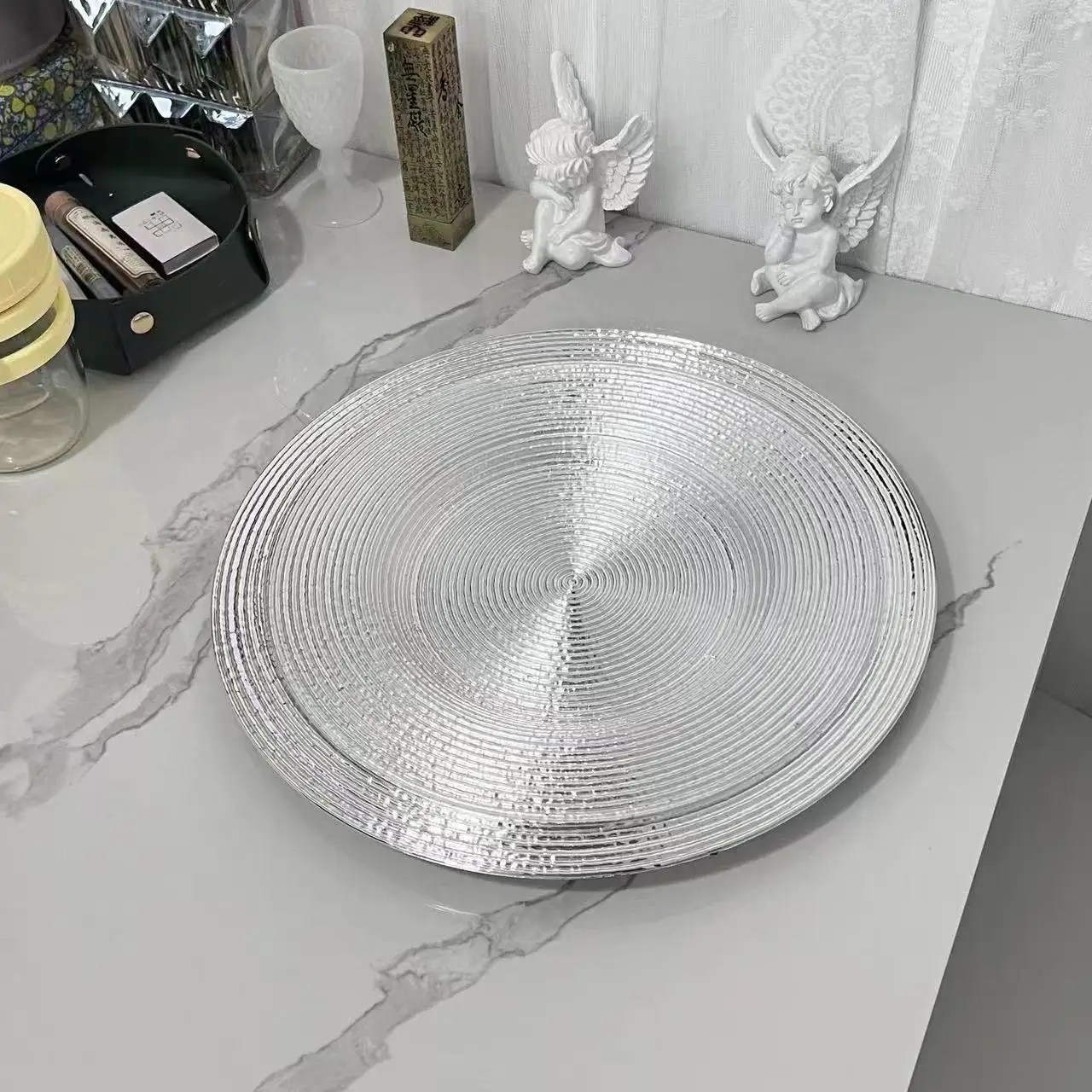 13 Inch Customized Logo Transparent Eco-Friendly Reusable Dining Table Europe Rim Beaded Plastic Wedding Decoration Charger