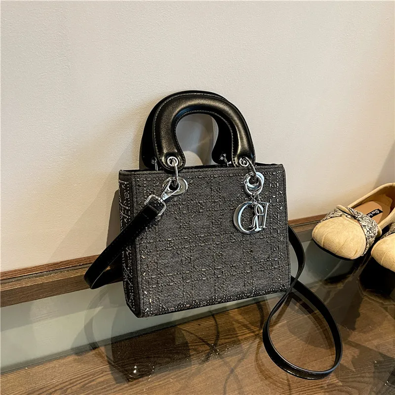 

Stylish Crossbody Handbag For Commuter Women With Large Capacity Minimalist Vintage Leather Look