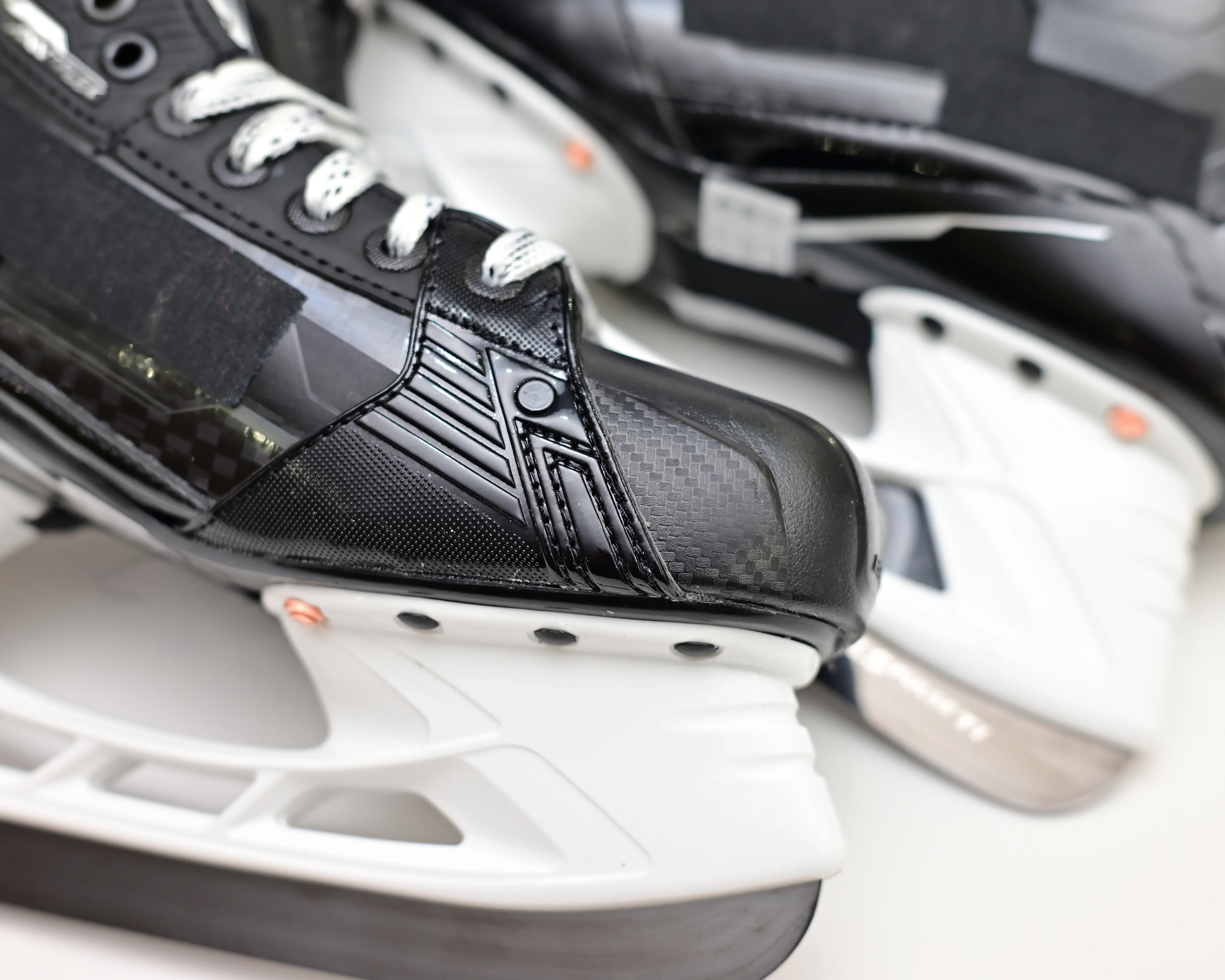 Forme thermique Moulage thermique Hockey Skate Curv Lame en acier composite Véritable hockey sur glace en fibre de carbone Performance personnalisable adaptée à la lumière