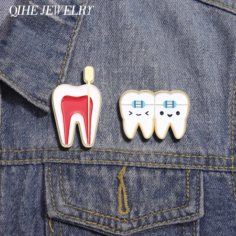 Dente divertente Spille smaltate mediche Personalizzato Rosso Igiene orale Spille in lega dentale Zaino Distintivo da bavero Regalo di gioielli per medici Infermieri