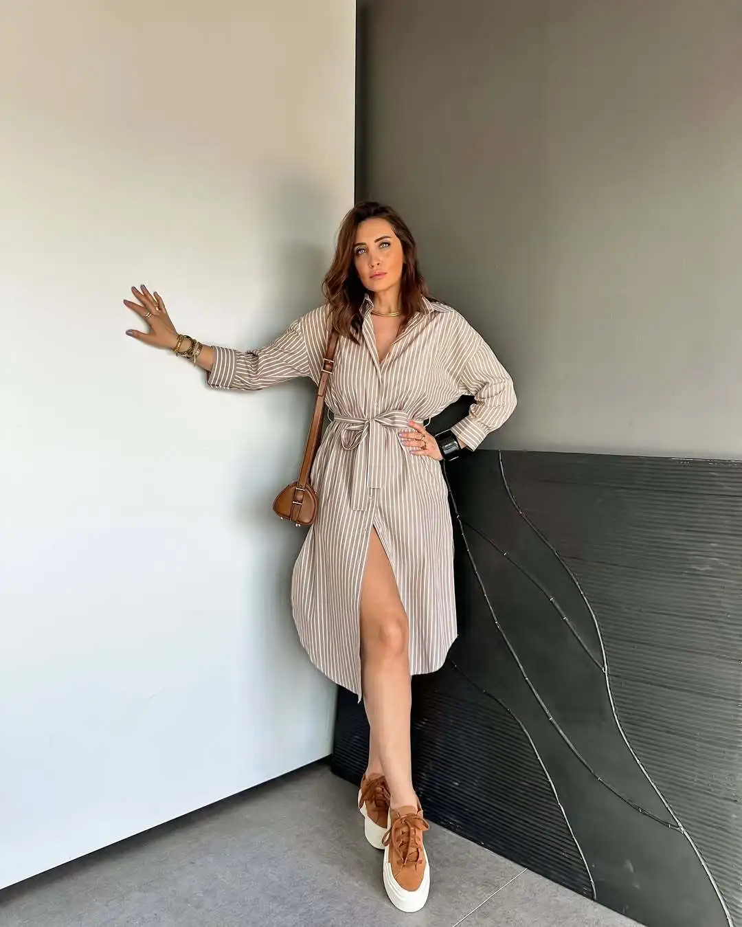 جديد شريط الدانتيل يصل قميص فساتين الربيع النساء التلبيب طويلة الأكمام طول الركبة فستان الصيف عالية الخصر فضفاضة واحدة الصدر فستان