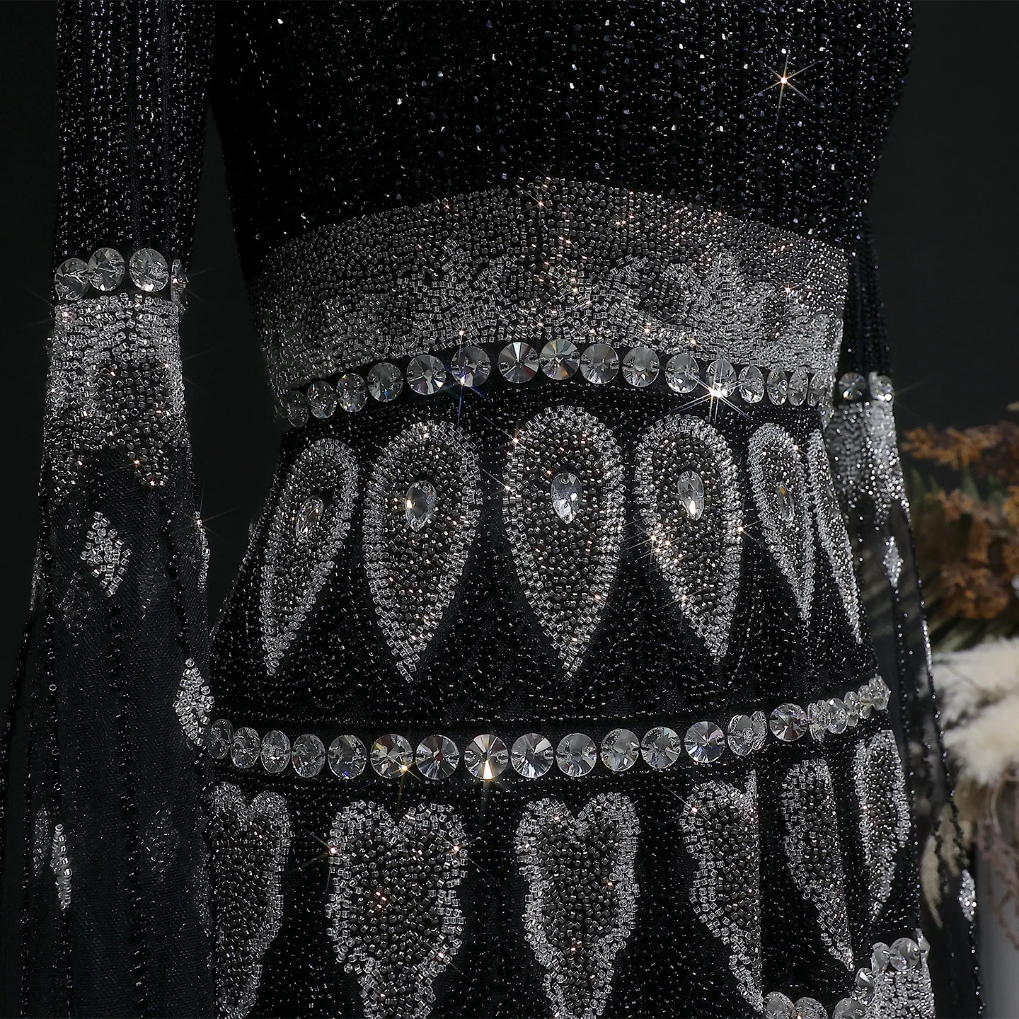 Sharon Said Dubai Luxus Übergröße Lila Abendkleid mit Cape-Ärmeln Hochwertig Perlenbestickt Saudi-Arabisches Damen-Partykleid SS009 Maßanfertigung – Detail 17
