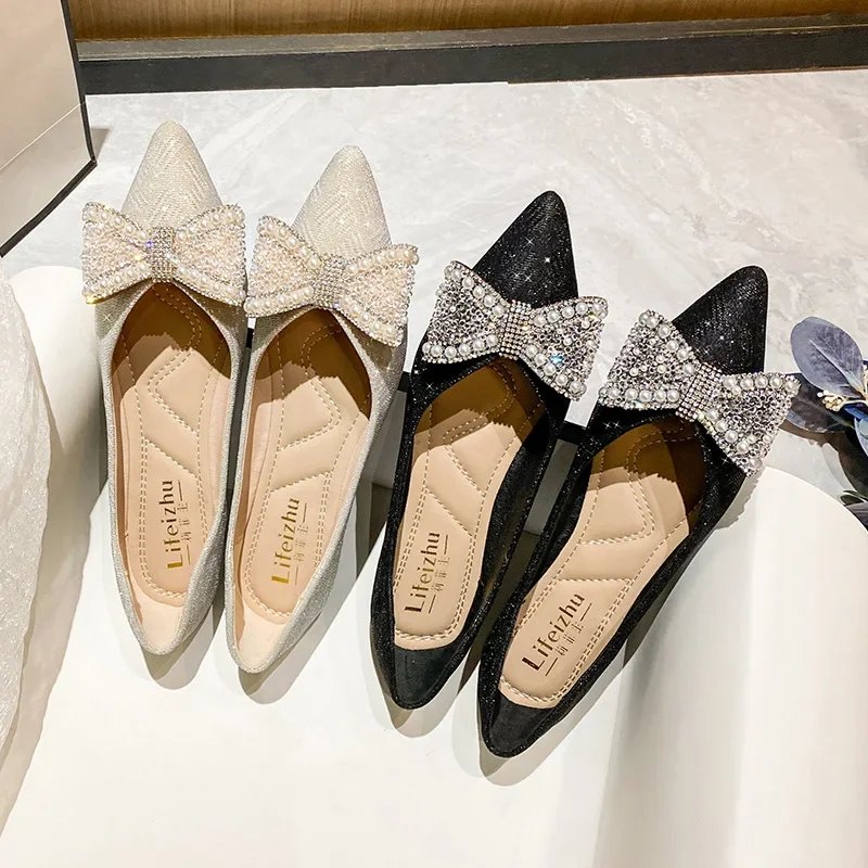 

Туфли женские на плоской подошве, блестящие лоферы, без застежки, заостренный носок, жемчужный бант, повседневная обувь для подружки невесты, Размеры 35-43, весна