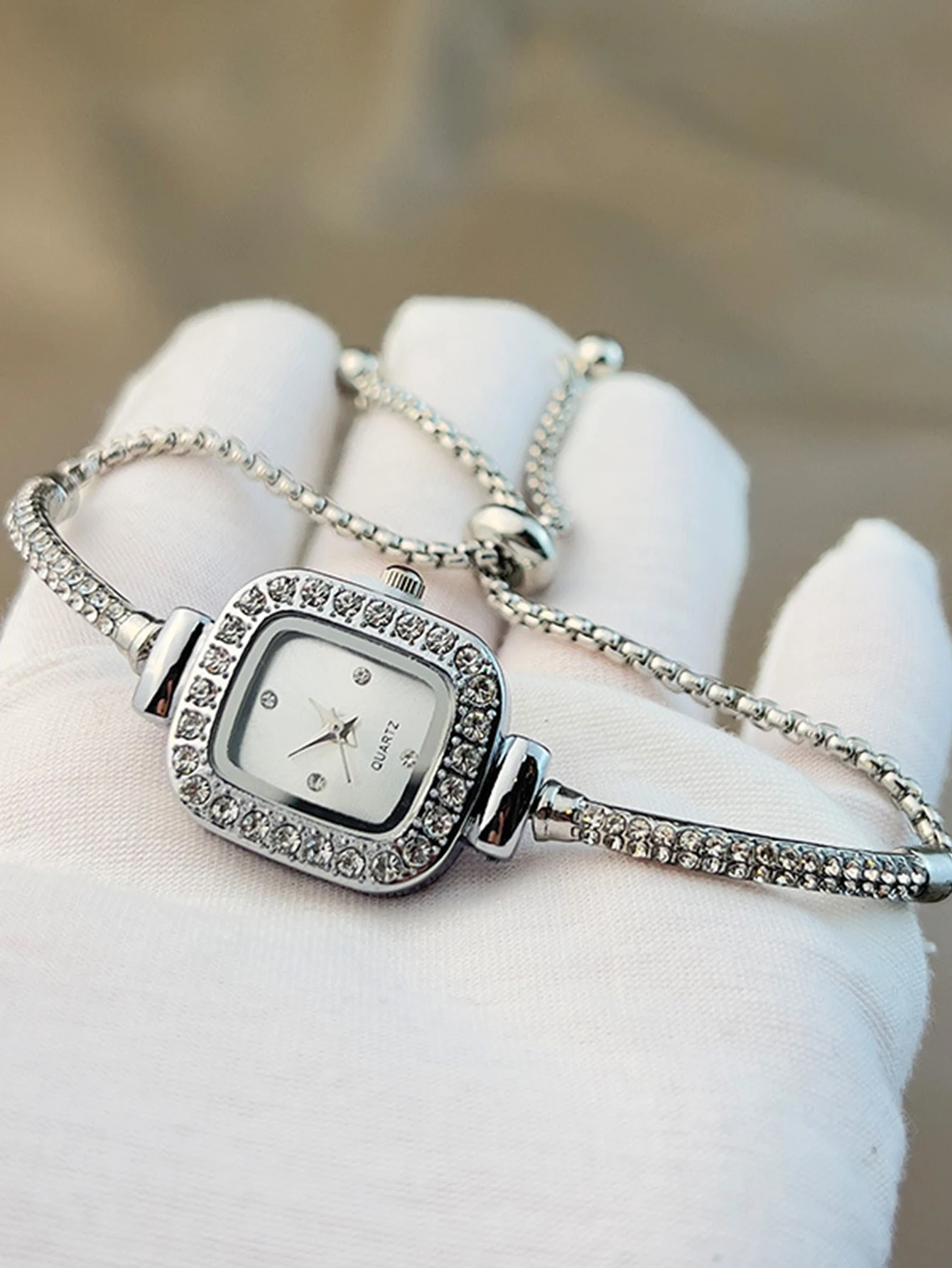 

Роскошные женские квадратные золотые часы с блестящим хрустальным бриллиантовым безелем, изящным браслетом-цепочкой, элегантные кварцевые наручные часы для женщин