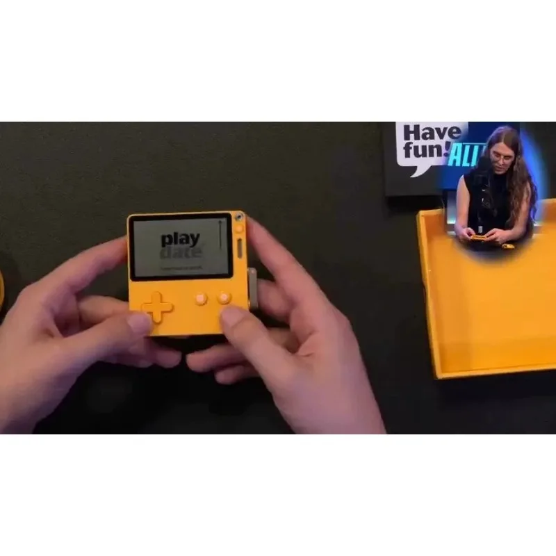 NEW 2.7-Inch Retro Mini Hand-Cranked Creative New US Version Handheld Game Console with Games
