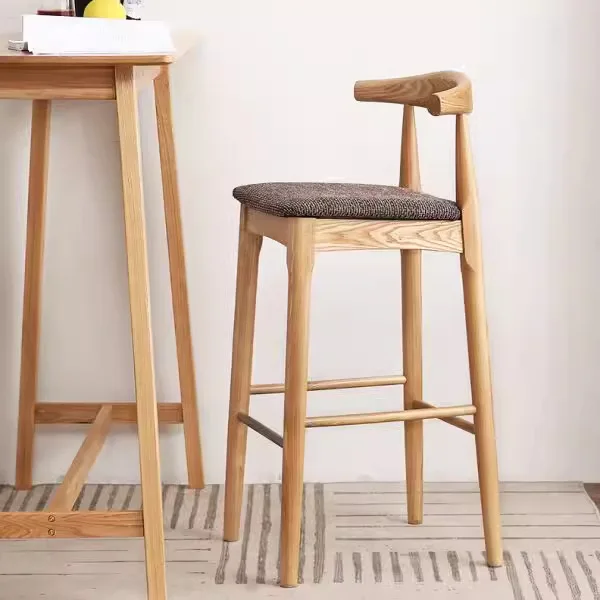 เก้าอี้บาร์ไม้เนื้อแข็งสไตล์นอร์ดิก พนักพิงรูปทรงแตร เก้าอี้บาร์เรียบง่ายสำหรับใช้ในบ้าน