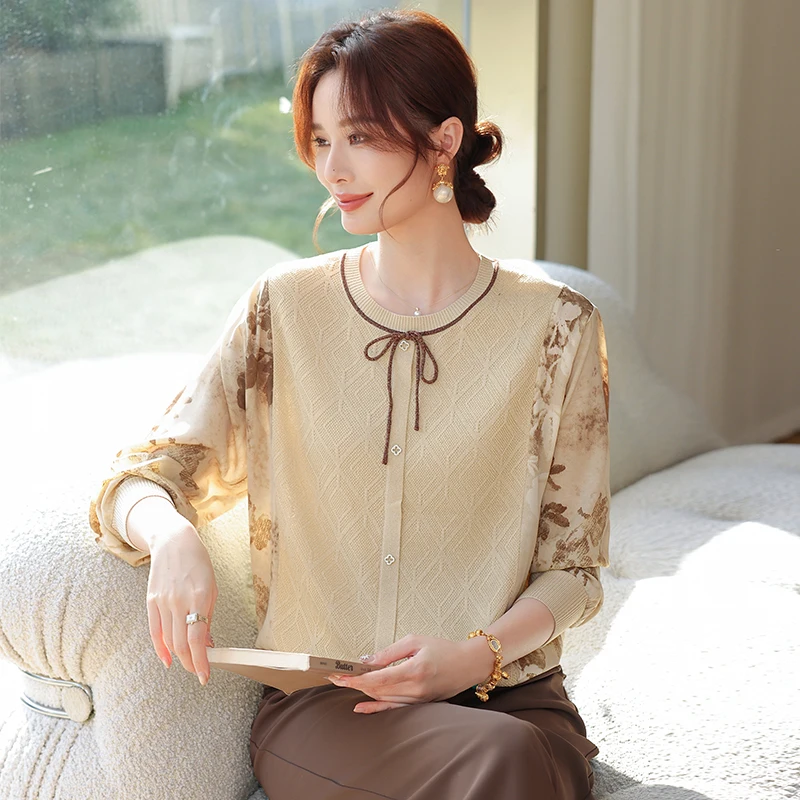 

Весенний вязаный свитер для мам: модный тренд для женщин среднего возраста, с шифоновыми вставками, свободный крой, дышащий материал.