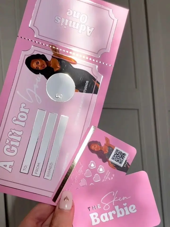 

Нестандартный дизайн 3D роскошные фольгированные подарочные венгеры и бизнес-карты верности Печатные советы с логотипом и QR-кодом Золото или серебро