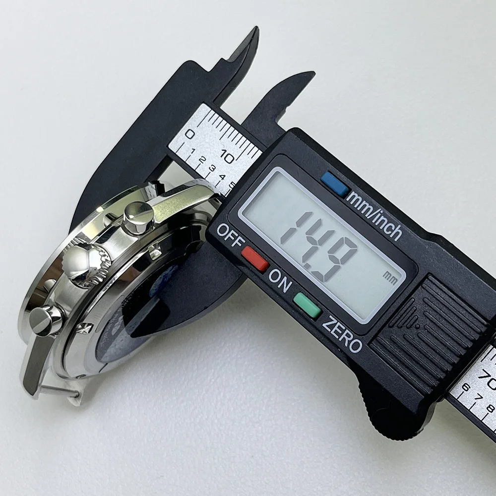 Das 39,7mm VK63 Uhrengehäuse ist Silber-Weiß und Blau-Schwarz, mit silberbeschichtetem Glas und VK63 Quarz-Chronograph-Armband. – Detail 3