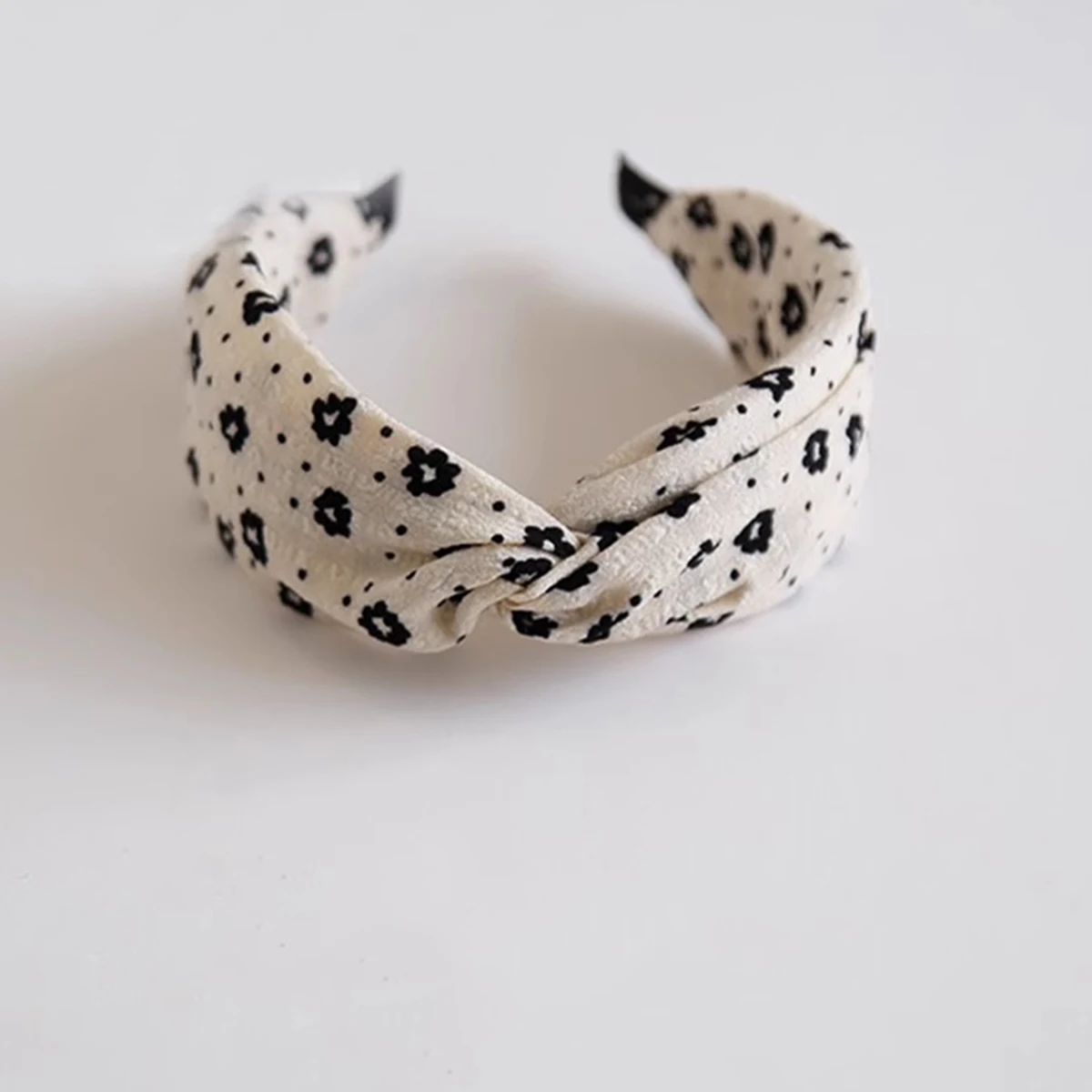 Schwarz-weißes Haarband mit Blumenmuster und breitem Rand zum Waschen des Gesichts, vielseitiges Stirnband zum Ausgehen, Haarspange und Kopfaccessoire – Detail 1