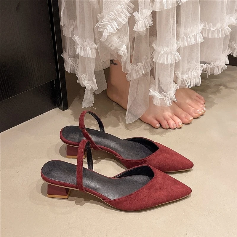 شباشب كعب مربع صيفية جديدة بمقدمة مدببة وفم ضحل وحزام واحد مقاوم للانزلاق أحذية كعب هريرة مقاومة للاهتراء