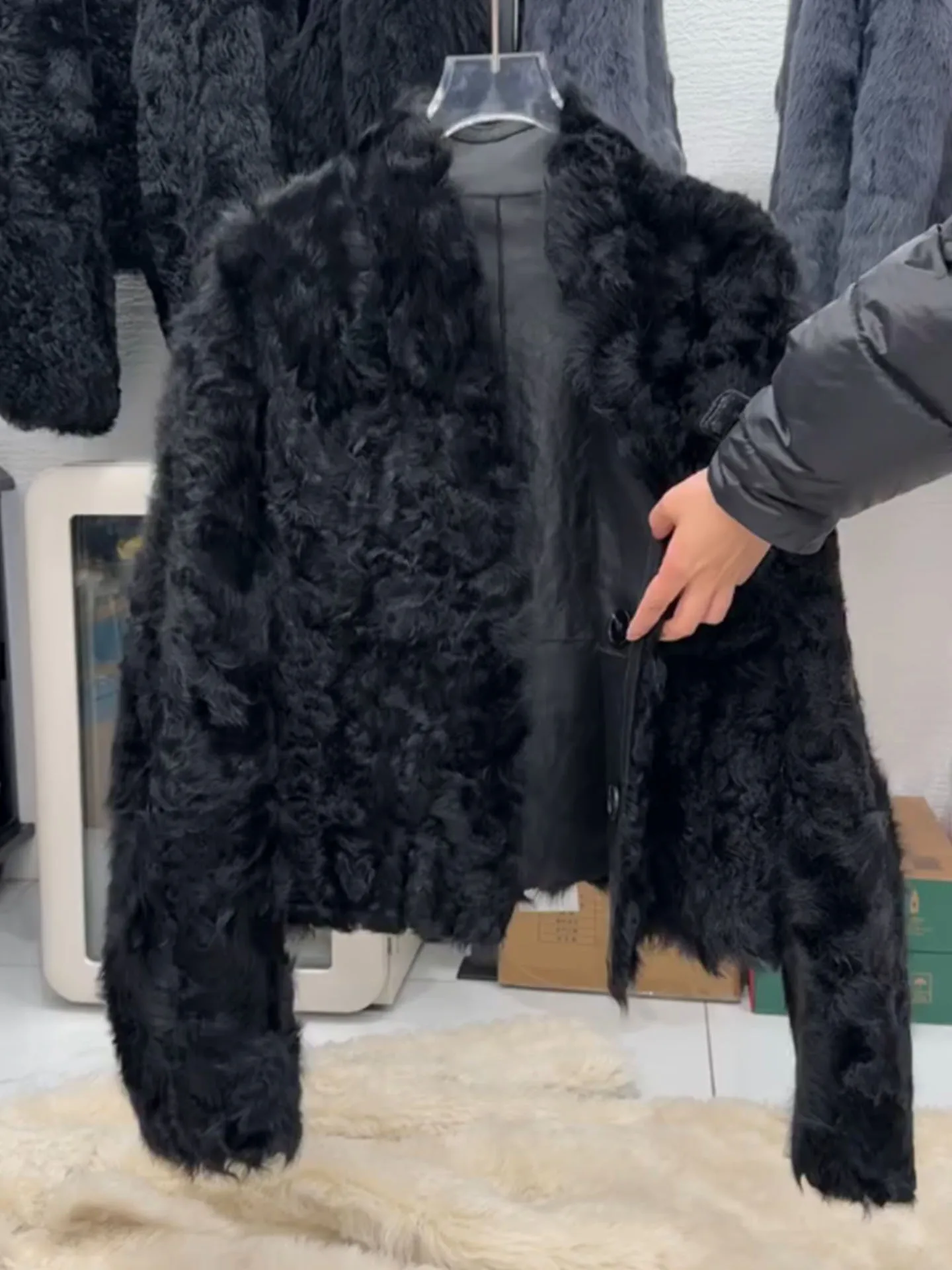 Unique Super Sli Bla Thiened Fce Women's Winter Jaet 2025 New High-End Casual Fur Leather Inteated Top