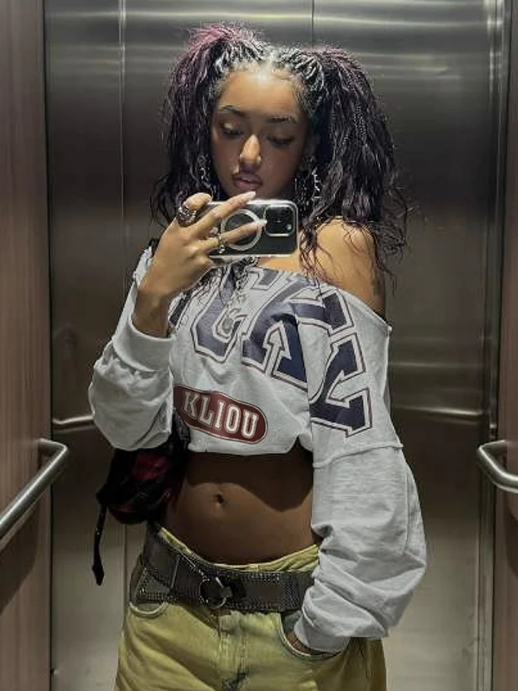 Gothic Cool Girl Letter Print Asimmetrico oulder Long Sve T-shirt da donna Allentato Versatile Casual Top Street Sle Poliestere