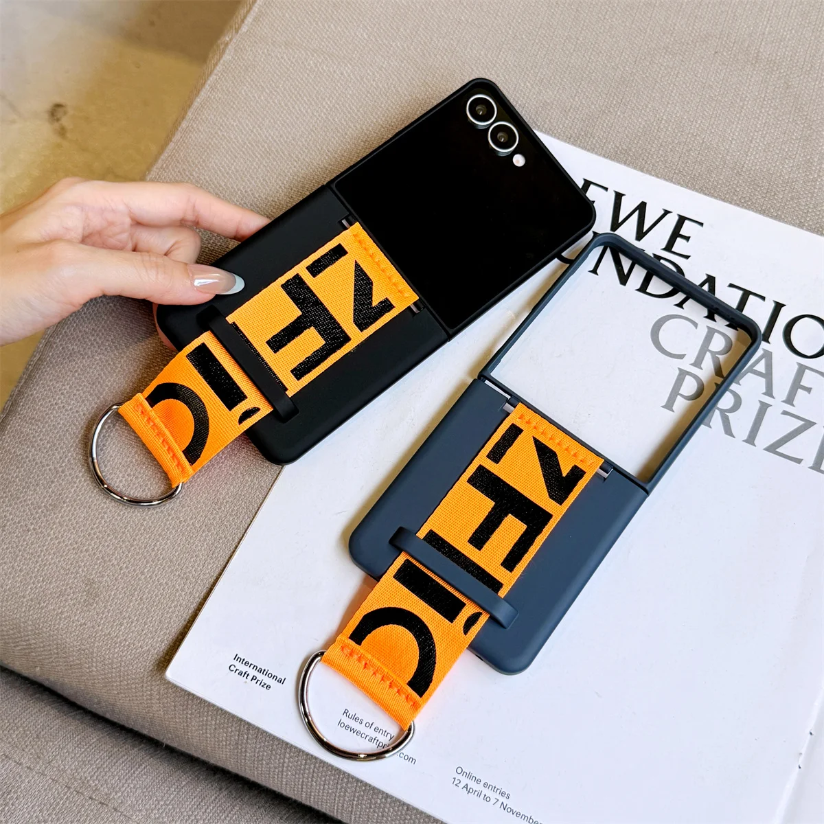 Luxuriöse Matte PC-Handyhülle für Samsung Galaxy Z Flip 8/7/6/5 mit Handschlaufe Ringhalter Handkettenband Cover für ZFlip 7 FE – Detail 11