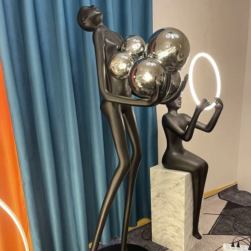 Postmodernistyczna lampa podłogowa z charakterem, designerska hotelowa lampa do korytarza rozrywkowa, humanoidalny rzeźba artystyczna, piłka