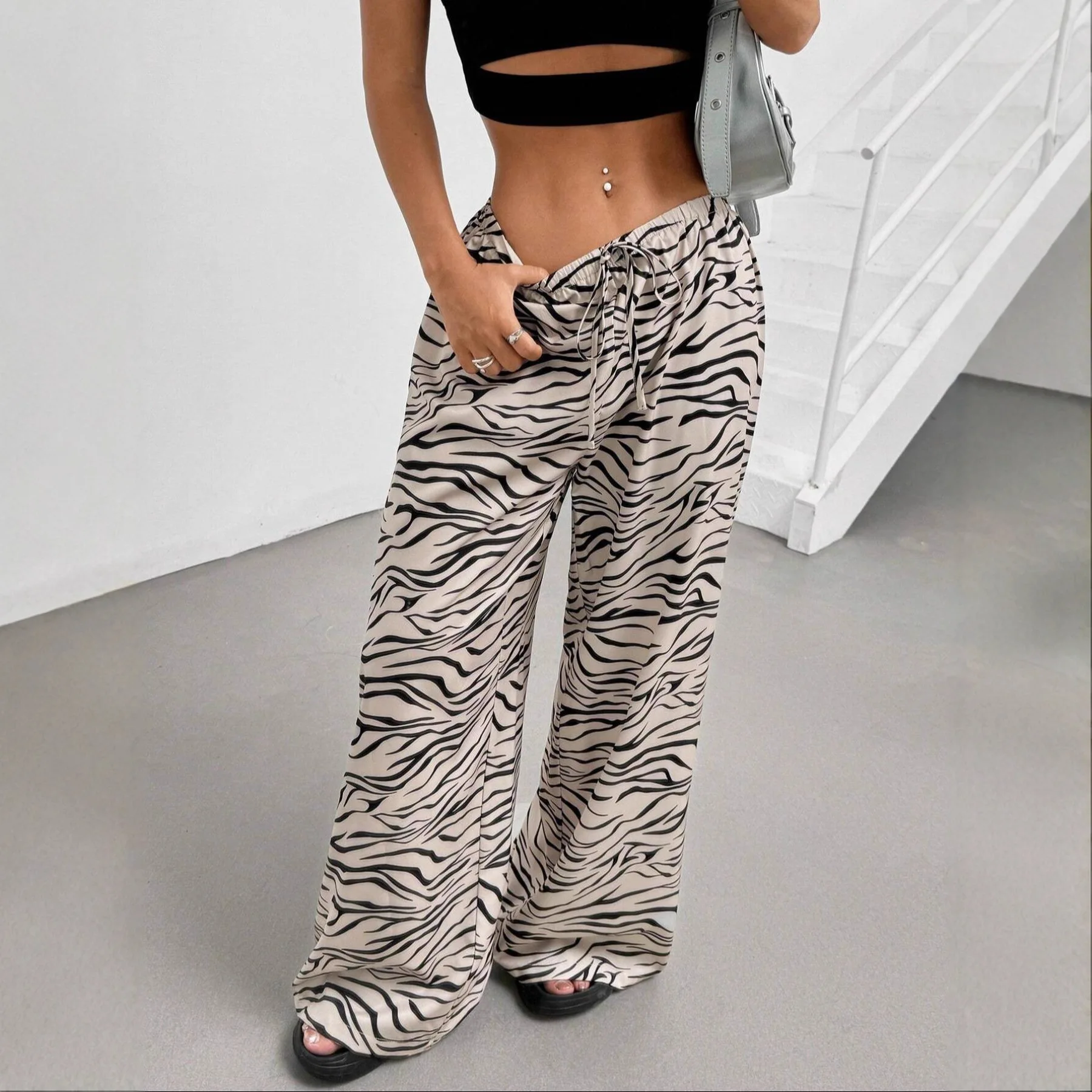 المرأة الجديدة، نمط الحمار الوحشي الدانتيل متابعة السراويل عارضة أزياء السراويل المطبوعة