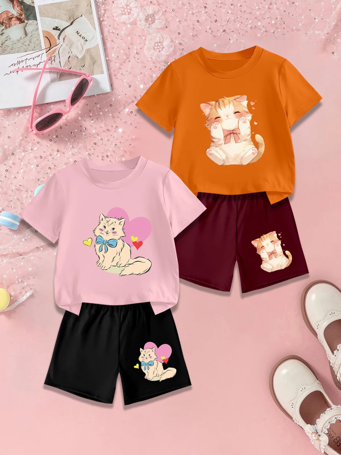 

4 предмета: летний комплект для девочек, футболка и шорты с принтом милых мультяшных кошечек и застенчивых котят.
