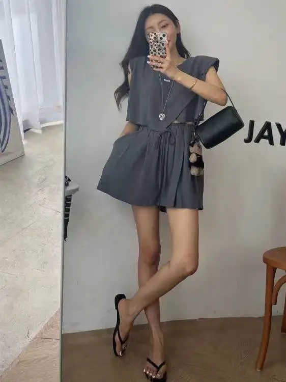 طقم نسائي صيفي مكون من قطعتين، توب بدون أكمام غير منتظم وشورت واسع الساق، تي شيرت برقبة دائرية غير رسمي وعصري. #5