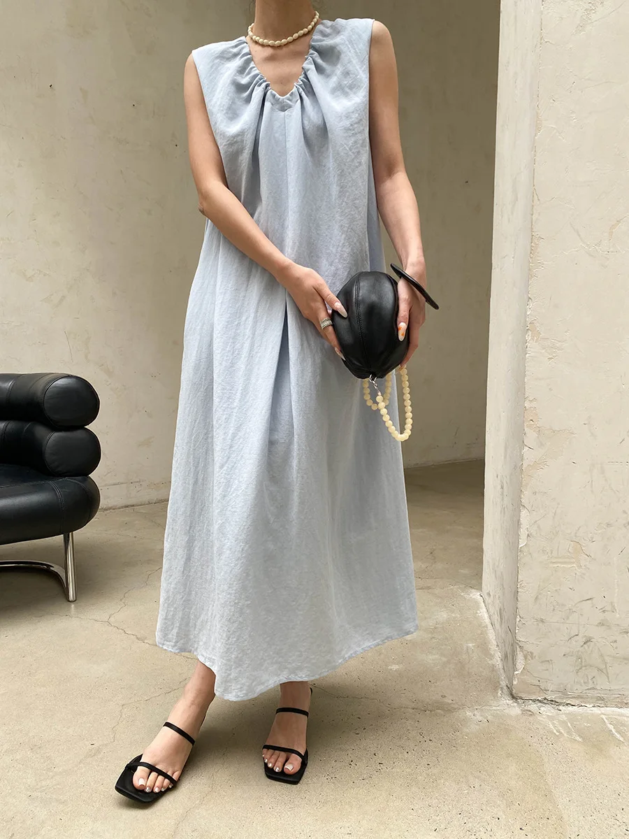 Sommerliches Damenkleid in unifarbenem, plissiertem Design mit V-Ausschnitt, Schnürung an der Taille und schlankmachendem, ärmellosem Schnitt. – Detail 18