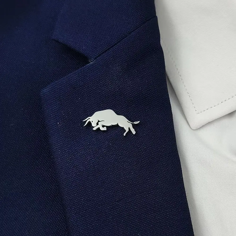 Silver Charging Bull Brooch for Men, Stainless Steel Stock Market Animal Lapel Pin Fashion Jewelry Gift for Daily Wear