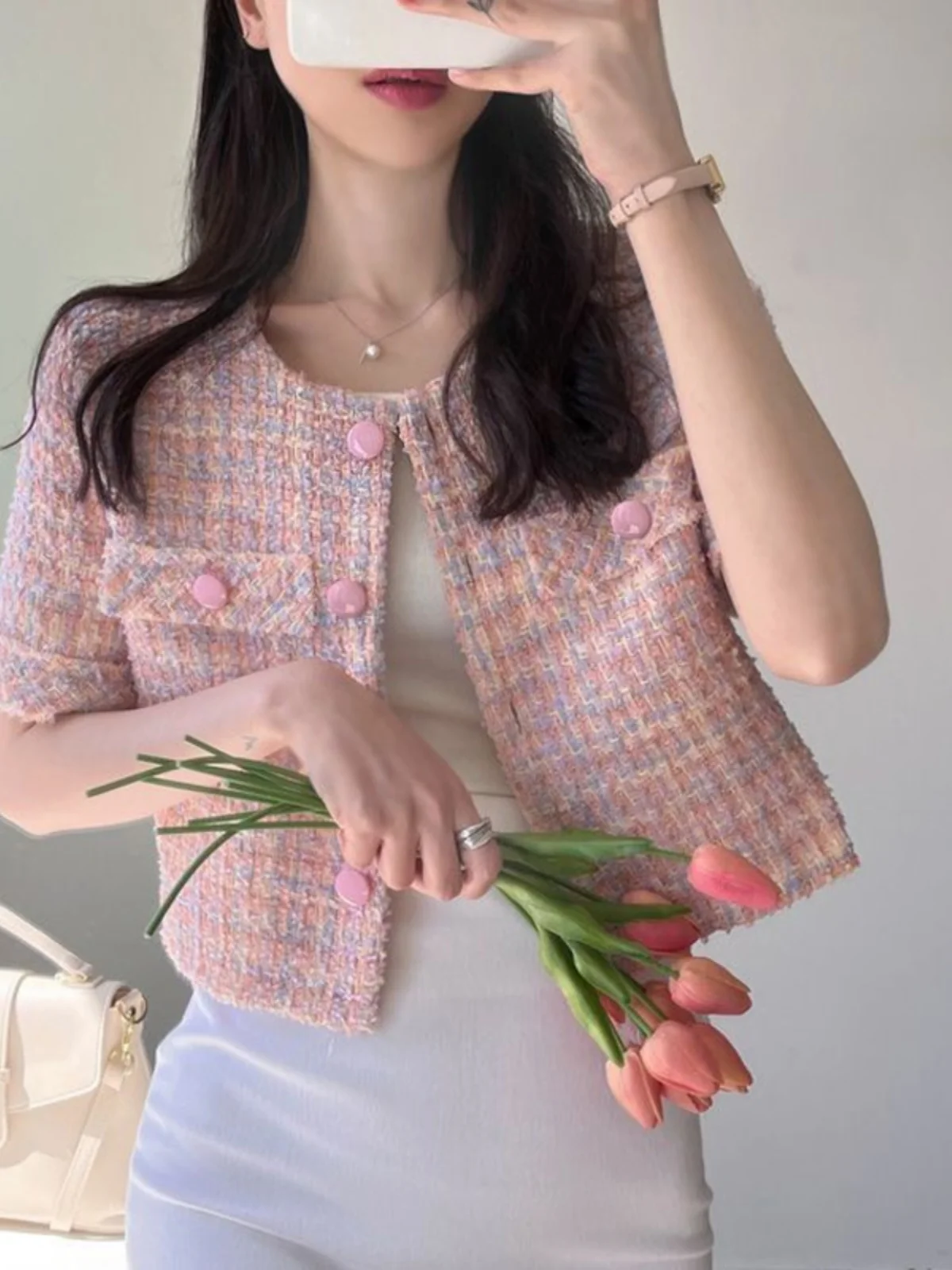 

Элегантная женская куртка с коротким рукавом, дизайн, который вызывает восторг, лето 2023, новый стиль, стиль для поездок на работу, облегающий крой, верхняя одежда с круглым вырезом и пуговицами