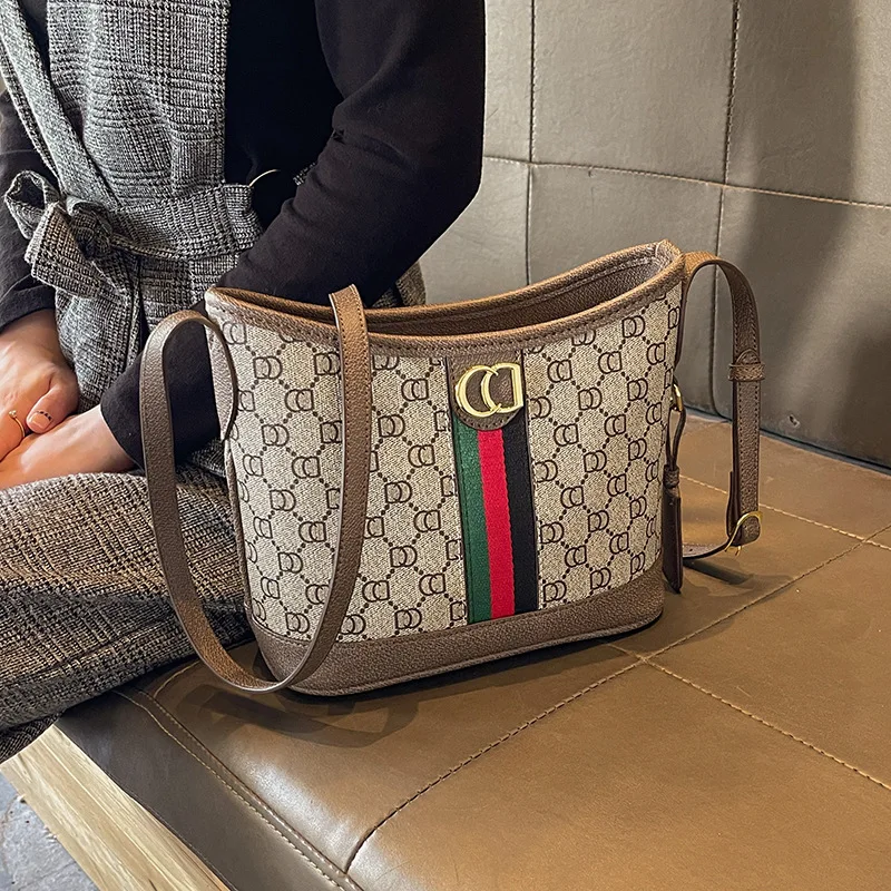 

Light luxury bucket bag women's 2025 new work commuter handbag versatile casual shoulder messenger bag