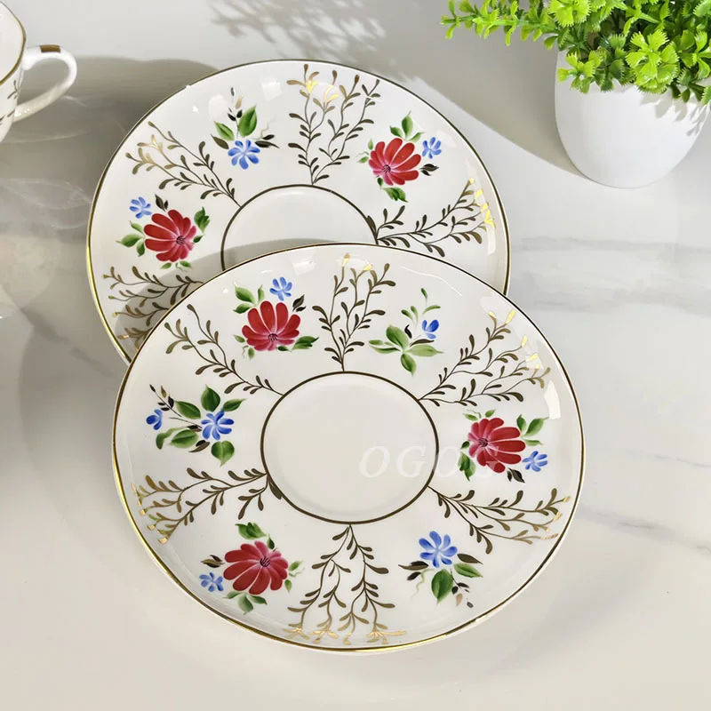 

Элегантный набор кофейных чашек и блюдец в стиле ретро с золотым краем, фарфоровая посуда для напитков в европейском стиле, подарочная коробка