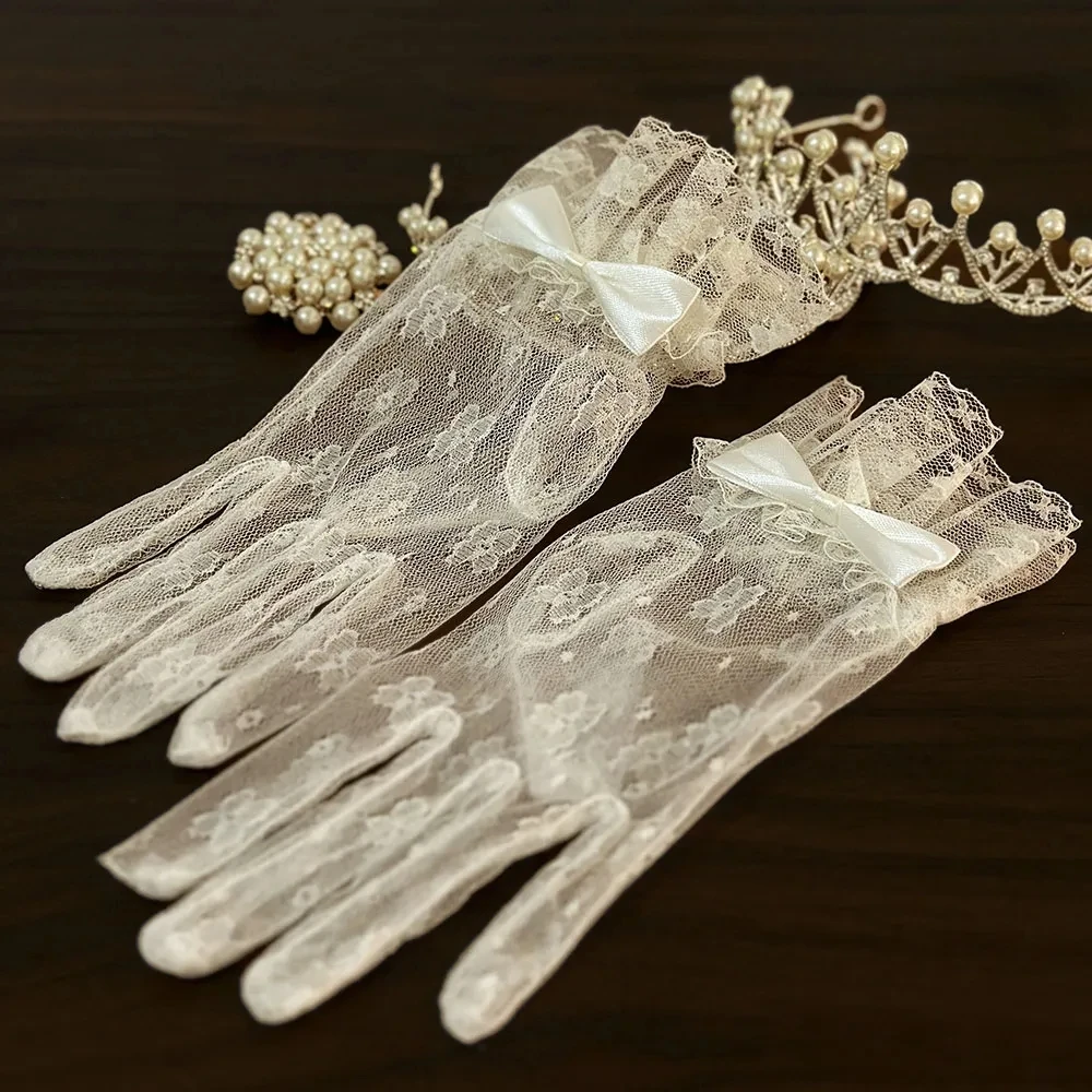 Immagine 5: Guanti da Sposa Vintage in Pizzo Bianco con Fiocco e Perle per Abito da Sposa e Servizio Fotografico