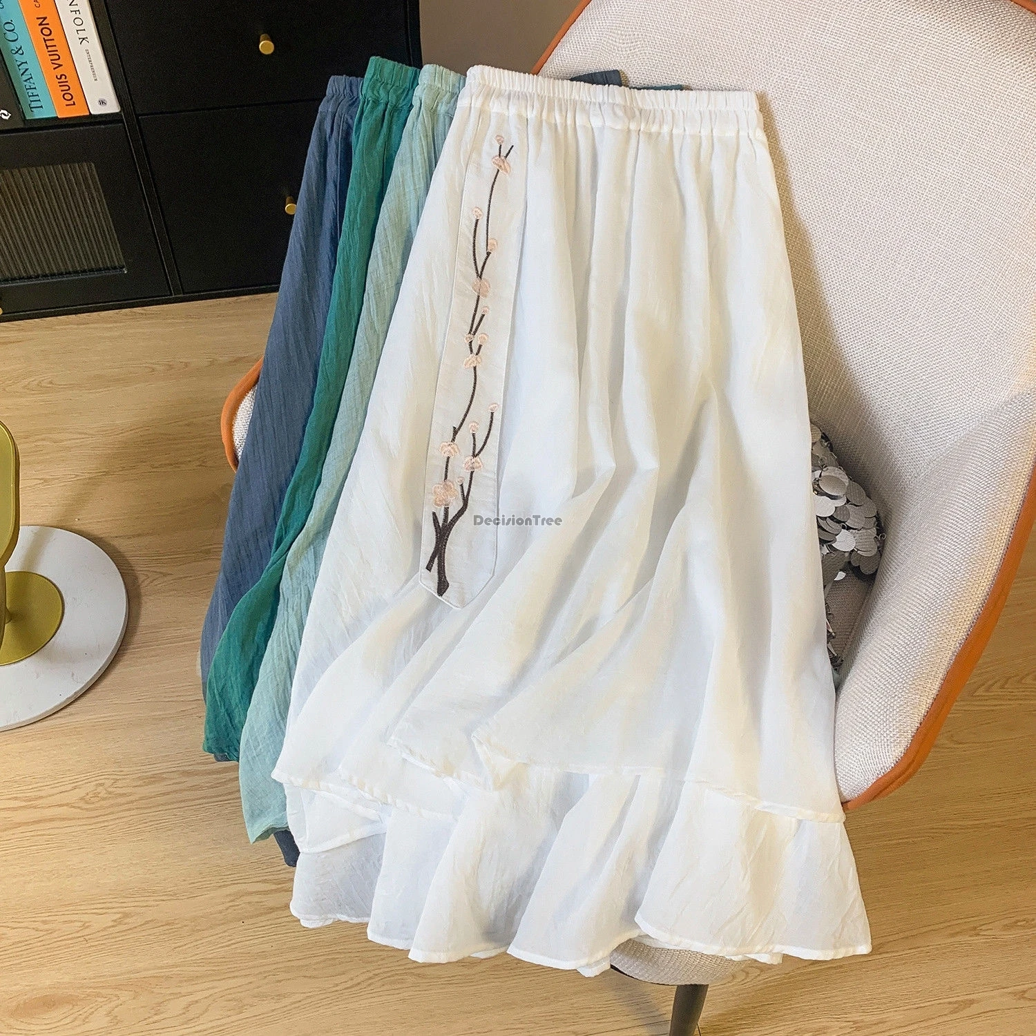 تنورة نسائية جديدة على الطراز الوطني الصيني لعام 2025 بخصر مطاطي نصف تنورة نسائية صيفية من القطن والكتان تنورة طويلة مطرزة كلاسيكية أنيقة #6