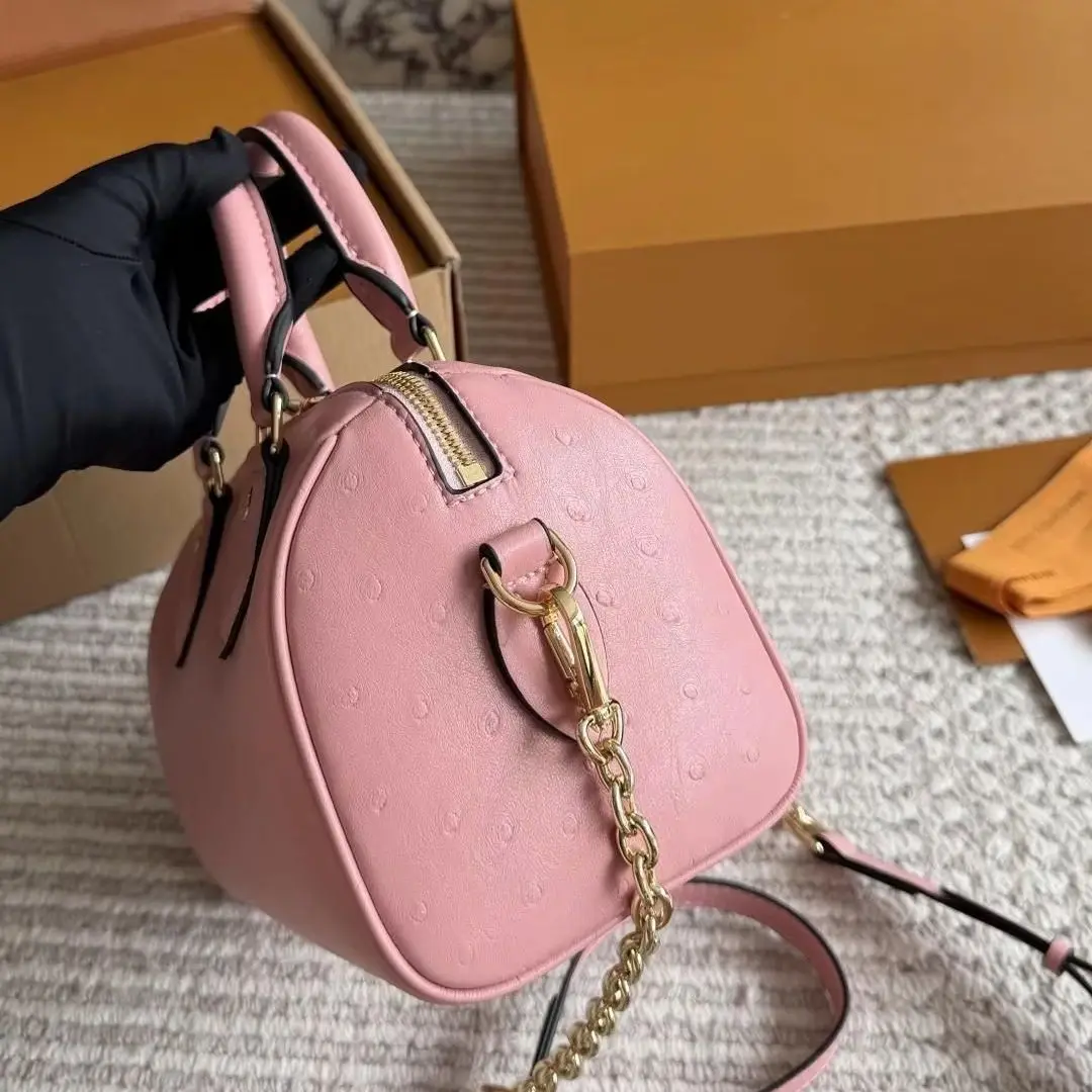 Bolso Boston rosa con asas dobles, cierre y herrajes dorados, correa de cadena extraíble para llevar cruzado y cierre de cremallera, mini bolso tipo cubo para mujer.